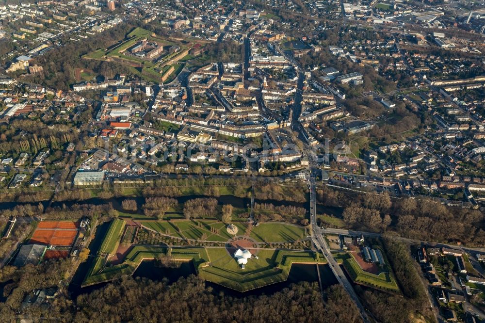 Luftbild Jülich - Stadtansicht mit dem Stadtgarten- Park am Brückenkopf entlang der Ufer der Ruhr in Jülich im Bundesland Nordrhein-Westfalen