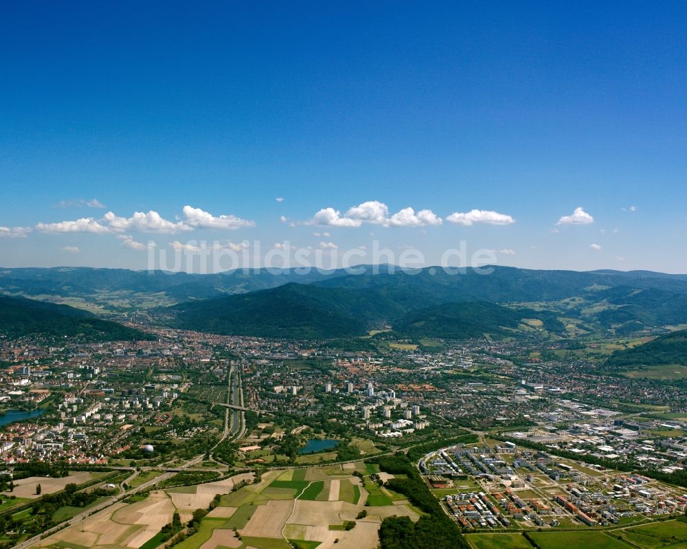 Luftaufnahme Freiburg im Breisgau - Stadtansicht vom Stadtgebiet von Freiburg im Breisgau im Bundesland Baden-Württemberg