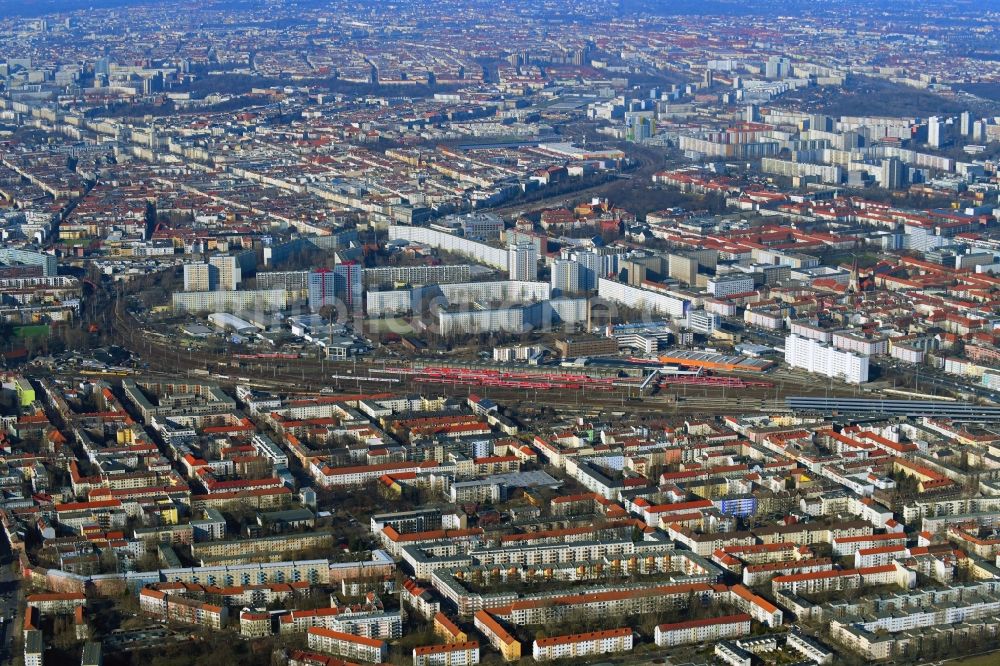 Berlin von oben - Stadtansicht im Stadtgebiet im Ortsteil Lichtenberg in Berlin, Deutschland