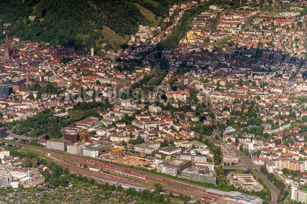 Luftaufnahme Freiburg im Breisgau - Stadtansicht Stadtteil Haslach und Wiehre im Stadtgebiet in Freiburg im Breisgau im Bundesland Baden-Württemberg, Deutschland