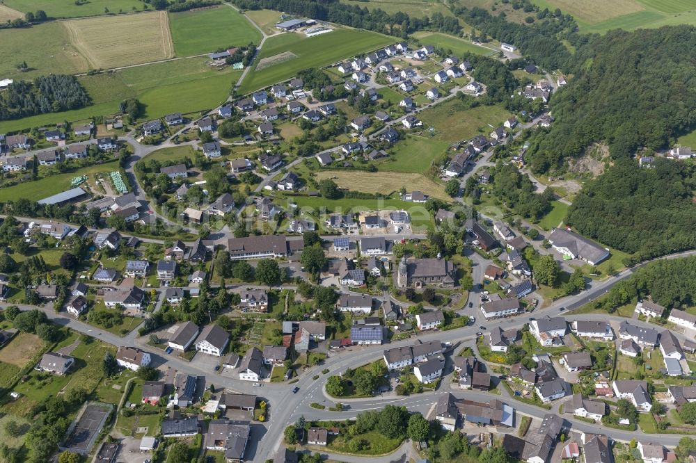 Hallenberg Hesborn von oben - Stadtansicht des Stadtteil Hesborn in der Stadt Hallenberg in Nordrhein-Westfalen