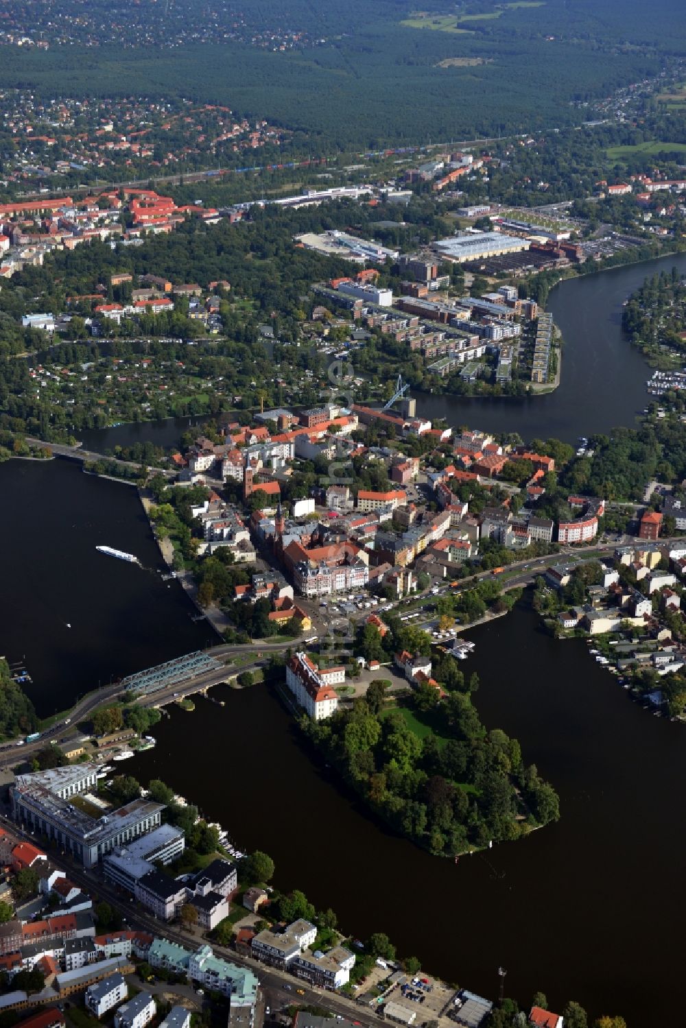 Berlin Köpenick aus der Vogelperspektive: Stadtansicht vom Stadtteil Köpenick im Bereich der historischen Altstadt entlang der Ufer der Dahme in Berlin