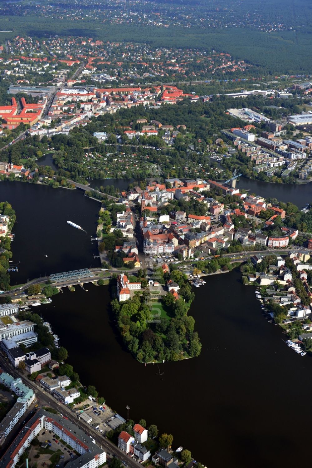 Berlin Köpenick von oben - Stadtansicht vom Stadtteil Köpenick im Bereich der historischen Altstadt entlang der Ufer der Dahme in Berlin