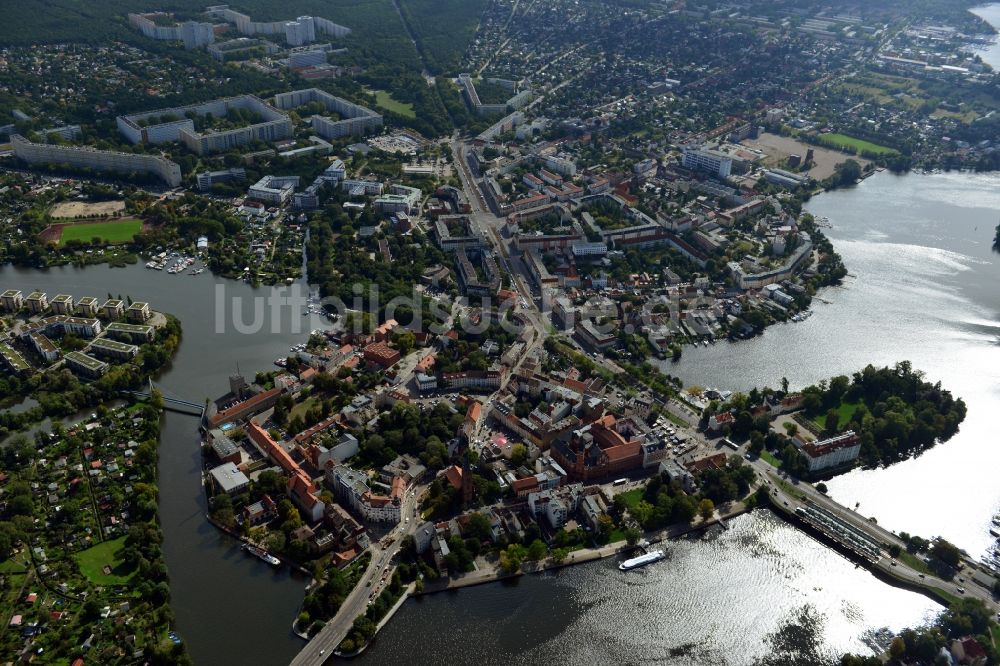 Luftbild Berlin Köpenick - Stadtansicht vom Stadtteil Köpenick im Bereich der historischen Altstadt entlang der Ufer der Dahme in Berlin