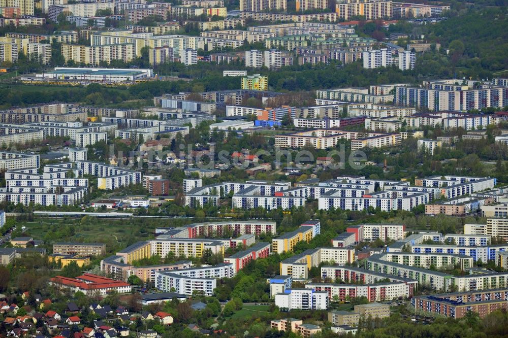 Luftaufnahme Berlin Marzahn Hellersdorf - Stadtansicht vom Stadtteil Marzahn-Hellersdorf mit den größten zusammenhängenden Wohngebieten in Plattenbauweise aus DDR - Zeiten