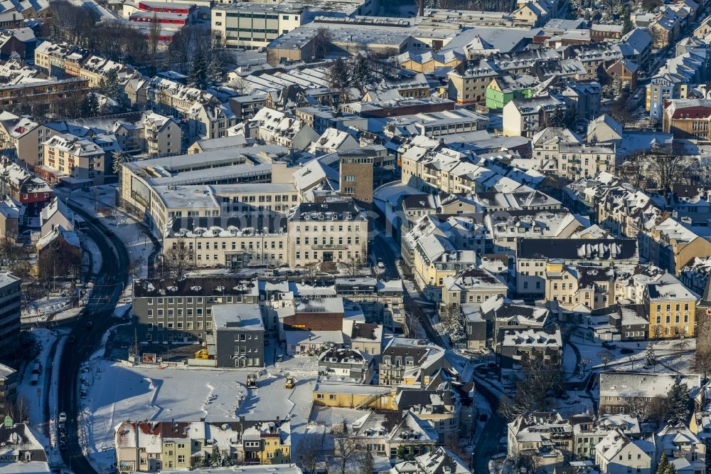 Velbert aus der Vogelperspektive: Stadtansicht und Stadtverwaltung im winterlich verschneiten Velbert im Bundesland Nordrhein-Westfalen