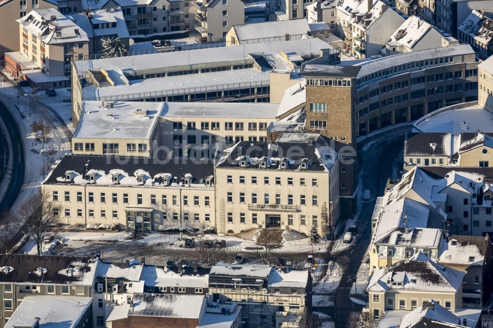 Luftbild Velbert - Stadtansicht und Stadtverwaltung im winterlich verschneiten Velbert im Bundesland Nordrhein-Westfalen