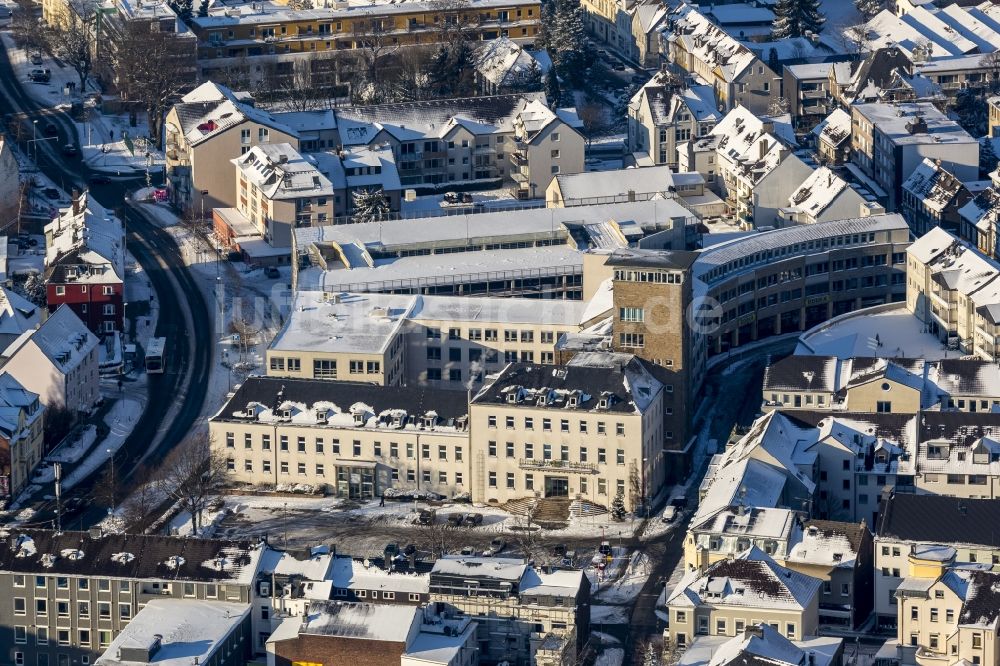 Luftaufnahme Velbert - Stadtansicht und Stadtverwaltung im winterlich verschneiten Velbert im Bundesland Nordrhein-Westfalen