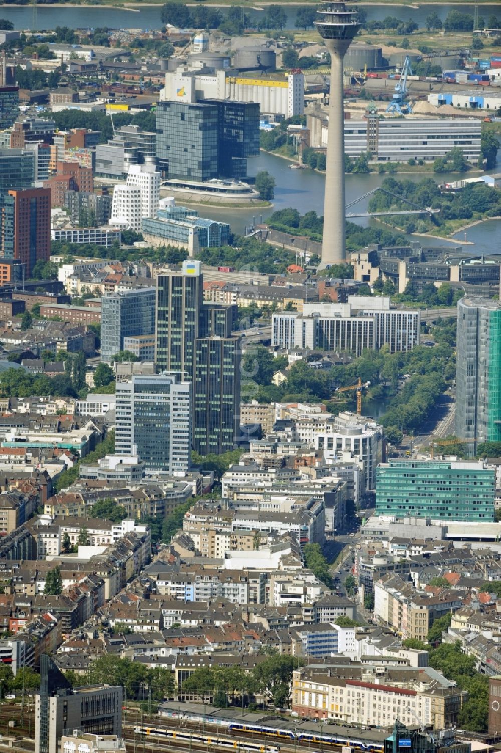 Luftbild Düsseldorf - Stadtansicht vom Stadtzentrum Düsseldorf im Bundesland Nordrhein-Westfalen