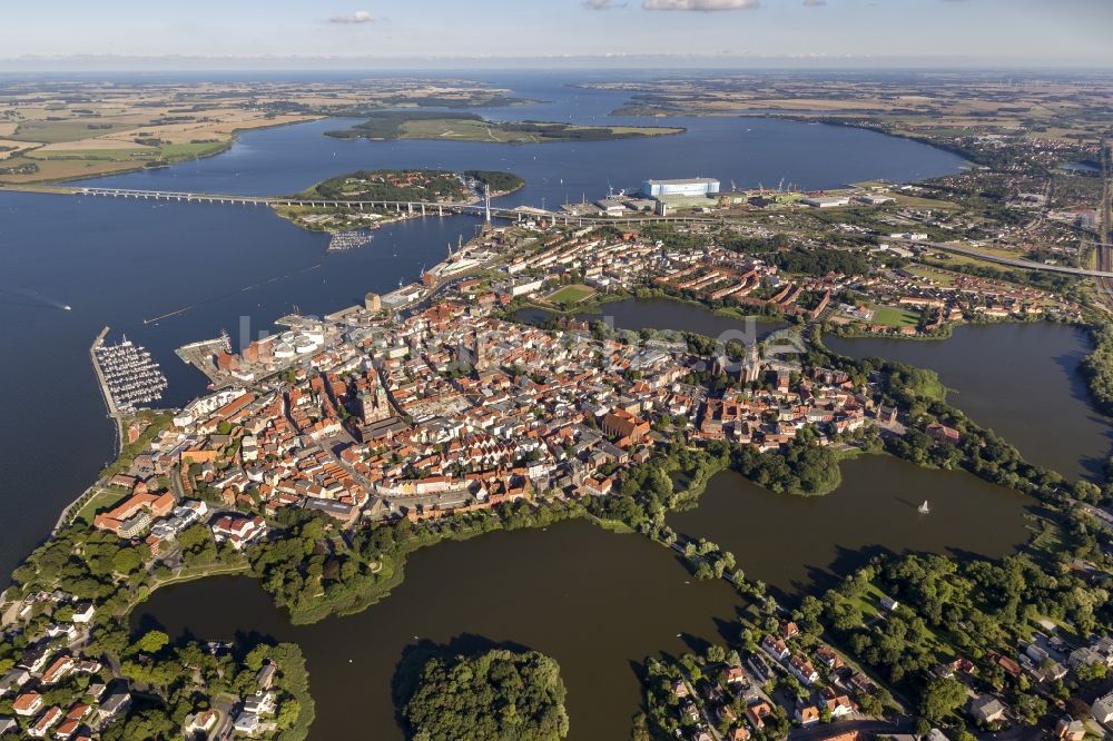 Luftbild Stralsund - Stadtansicht vom Stadtzentrum der Hansestadt Stralsund in Mecklenburg - Vorpommern