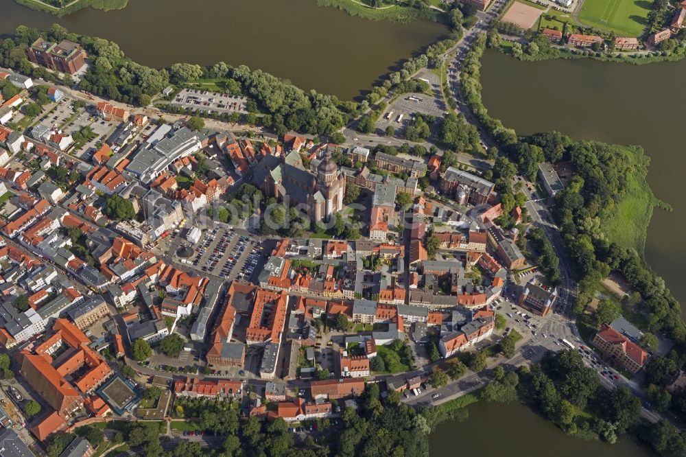 Stralsund von oben - Stadtansicht vom Stadtzentrum der Hansestadt Stralsund in Mecklenburg - Vorpommern