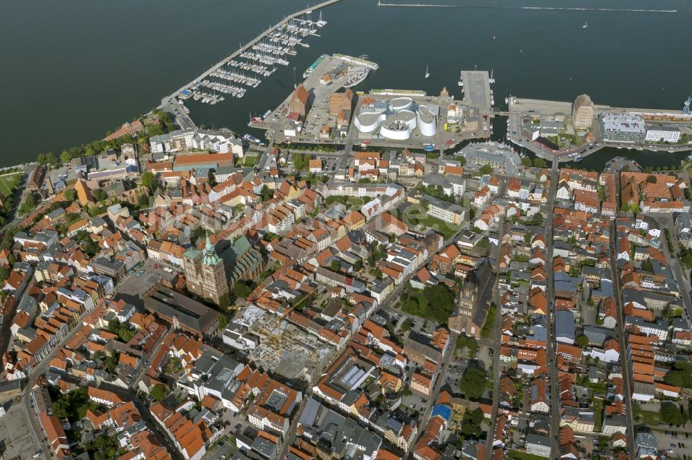 Stralsund aus der Vogelperspektive: Stadtansicht vom Stadtzentrum der Hansestadt Stralsund in Mecklenburg - Vorpommern