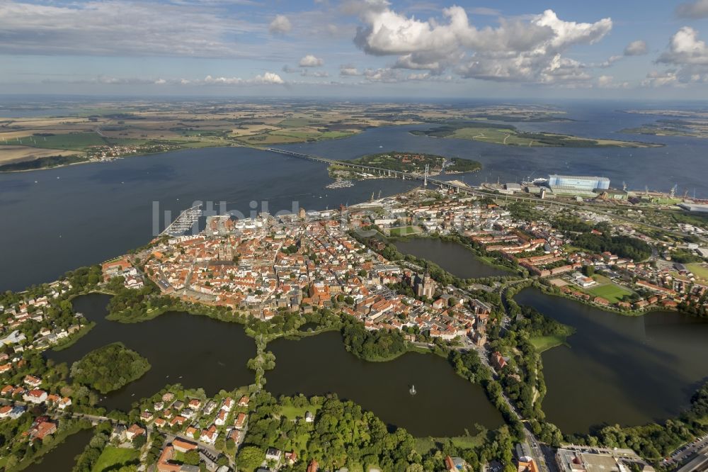 Luftbild Stralsund - Stadtansicht vom Stadtzentrum der Hansestadt Stralsund in Mecklenburg - Vorpommern