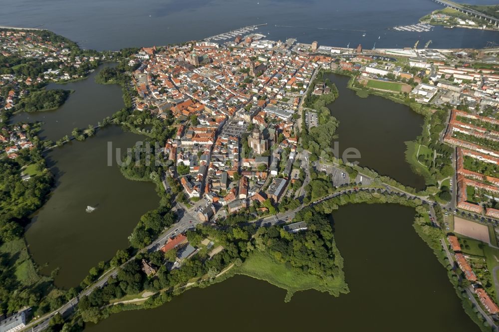 Luftaufnahme Stralsund - Stadtansicht vom Stadtzentrum der Hansestadt Stralsund in Mecklenburg - Vorpommern