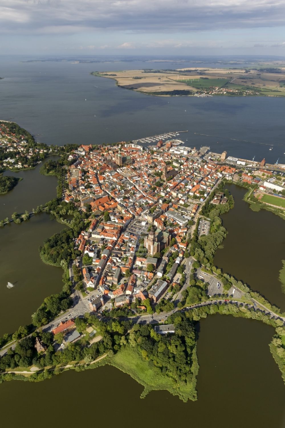 Stralsund von oben - Stadtansicht vom Stadtzentrum der Hansestadt Stralsund in Mecklenburg - Vorpommern