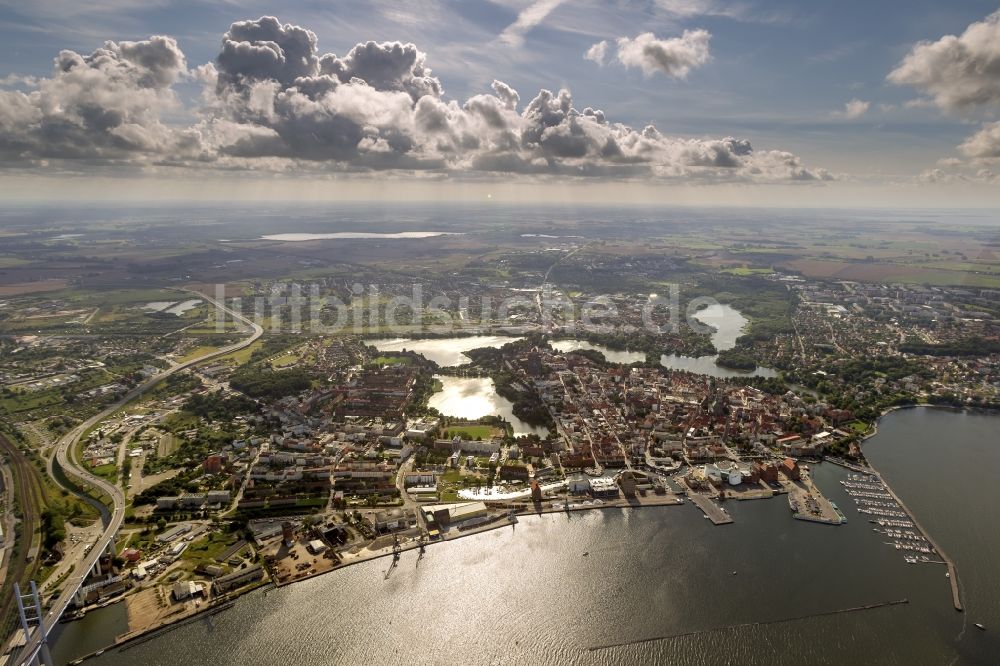 Luftaufnahme Stralsund - Stadtansicht vom Stadtzentrum der Hansestadt Stralsund in Mecklenburg - Vorpommern