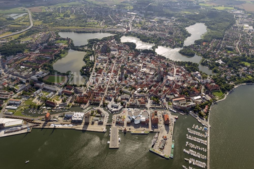 Stralsund von oben - Stadtansicht vom Stadtzentrum der Hansestadt Stralsund in Mecklenburg - Vorpommern