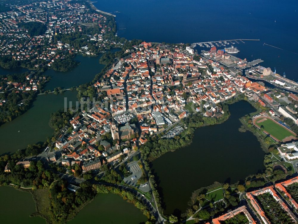 Stralsund aus der Vogelperspektive: Stadtansicht vom Stadtzentrum der Hansestadt Stralsund in Mecklenburg - Vorpommern