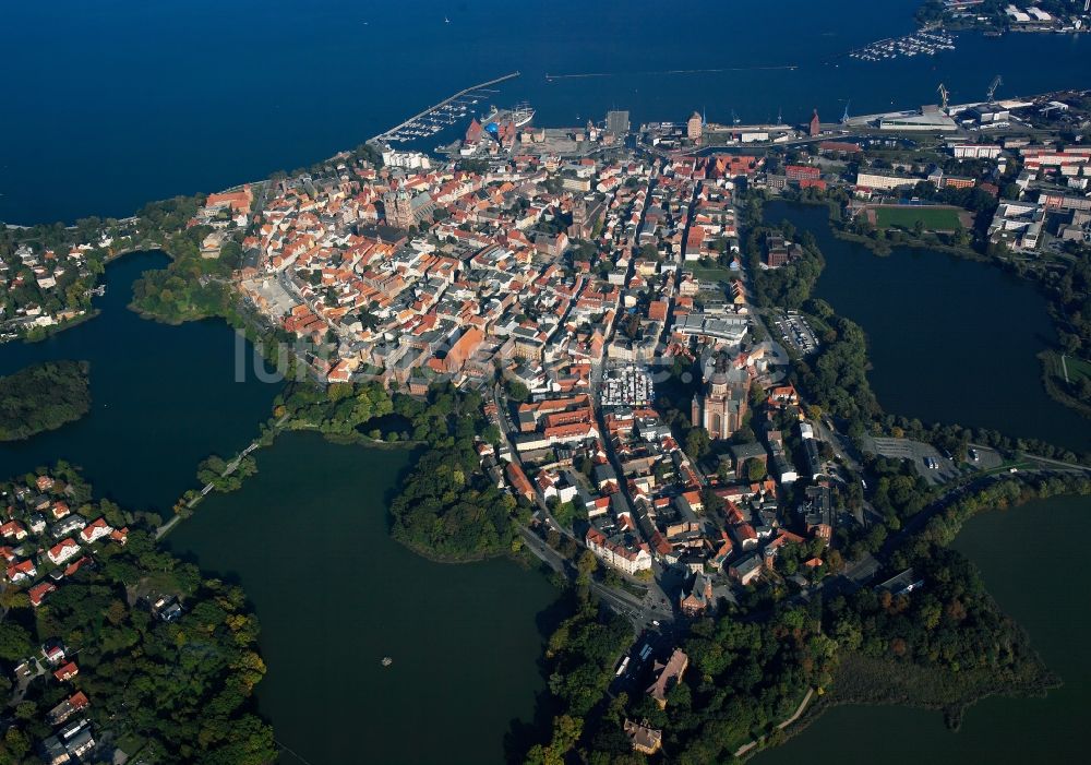 Luftbild Stralsund - Stadtansicht vom Stadtzentrum der Hansestadt Stralsund in Mecklenburg - Vorpommern