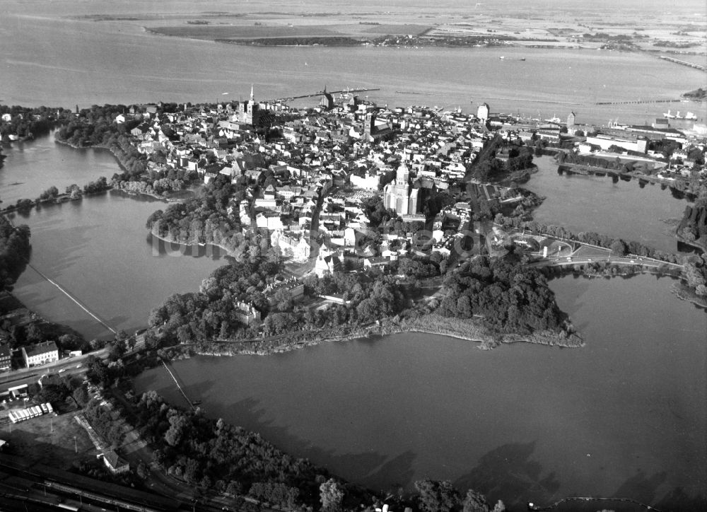 Luftbild Stralsund - Stadtansicht vom Stadtzentrum der Hansestadt Stralsund in Mecklenburg - Vorpommern