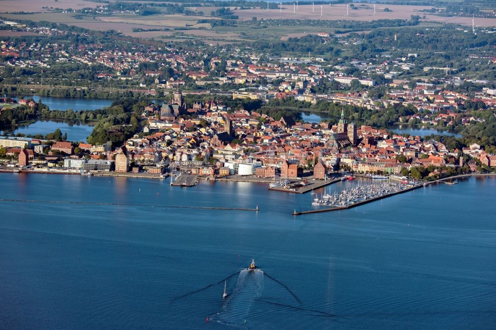 Luftaufnahme Stralsund - Stadtansicht vom Stadtzentrum der Hansestadt Stralsund in Mecklenburg - Vorpommern