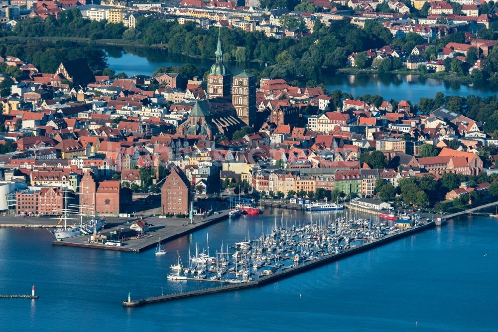 Stralsund von oben - Stadtansicht vom Stadtzentrum der Hansestadt Stralsund in Mecklenburg - Vorpommern