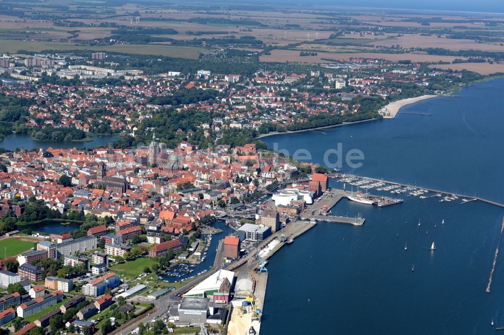 Stralsund aus der Vogelperspektive: Stadtansicht vom Stadtzentrum der Hansestadt Stralsund in Mecklenburg - Vorpommern