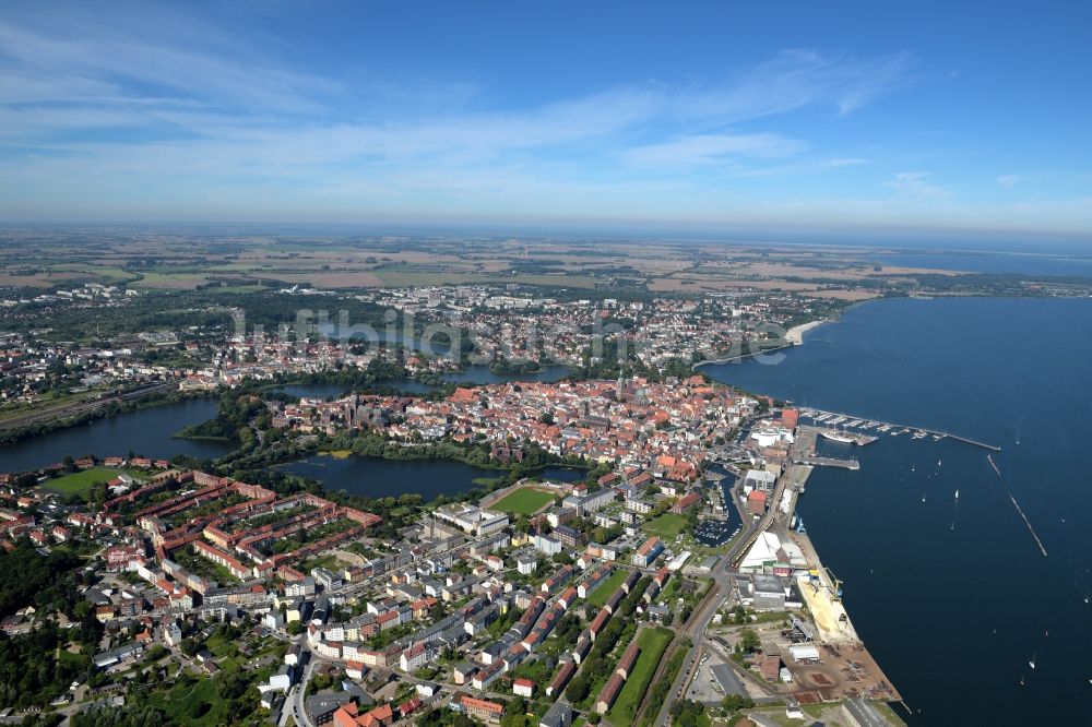 Luftaufnahme Stralsund - Stadtansicht vom Stadtzentrum der Hansestadt Stralsund in Mecklenburg - Vorpommern