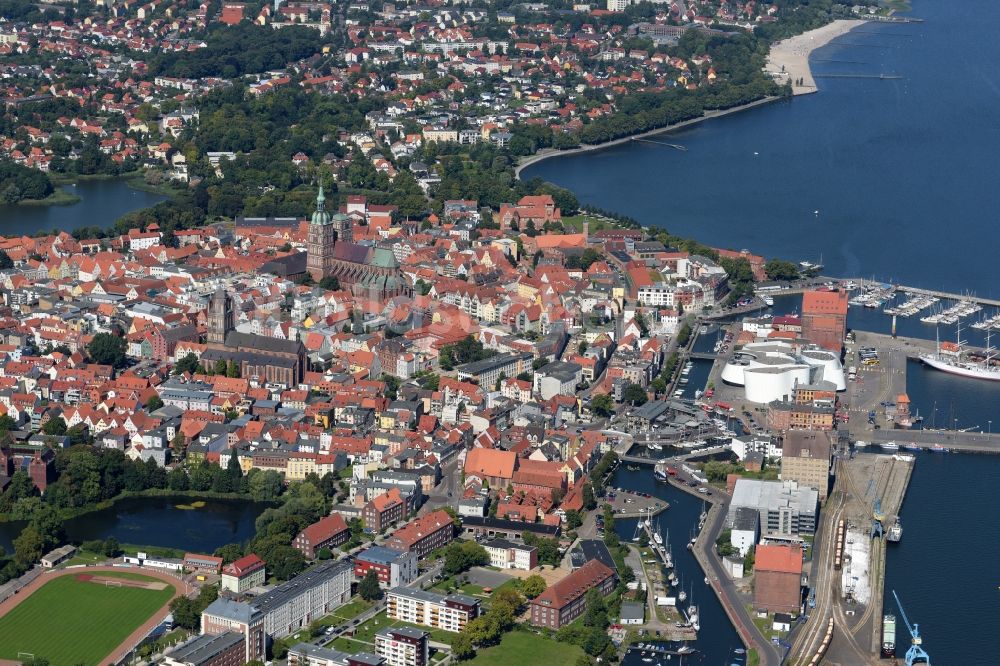 Stralsund von oben - Stadtansicht vom Stadtzentrum der Hansestadt Stralsund in Mecklenburg - Vorpommern