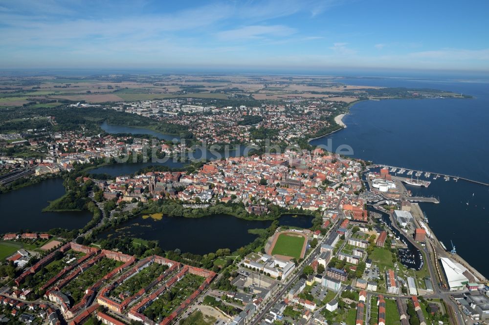 Stralsund aus der Vogelperspektive: Stadtansicht vom Stadtzentrum der Hansestadt Stralsund in Mecklenburg - Vorpommern