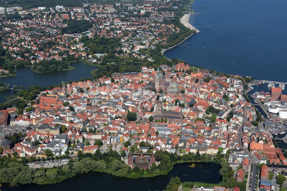 Luftbild Stralsund - Stadtansicht vom Stadtzentrum der Hansestadt Stralsund in Mecklenburg - Vorpommern