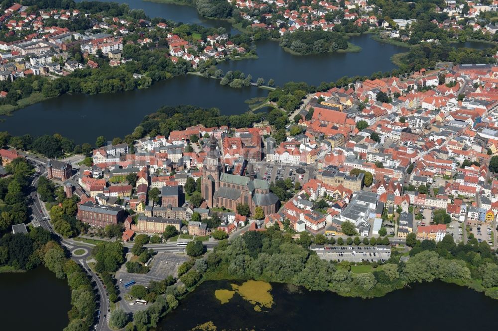 Luftaufnahme Stralsund - Stadtansicht vom Stadtzentrum der Hansestadt Stralsund in Mecklenburg - Vorpommern