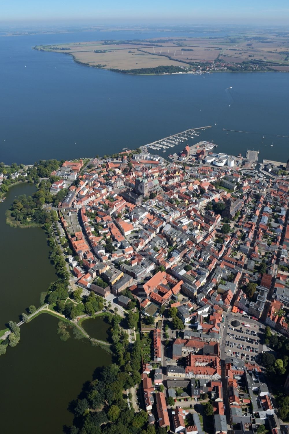 Stralsund von oben - Stadtansicht vom Stadtzentrum der Hansestadt Stralsund in Mecklenburg - Vorpommern