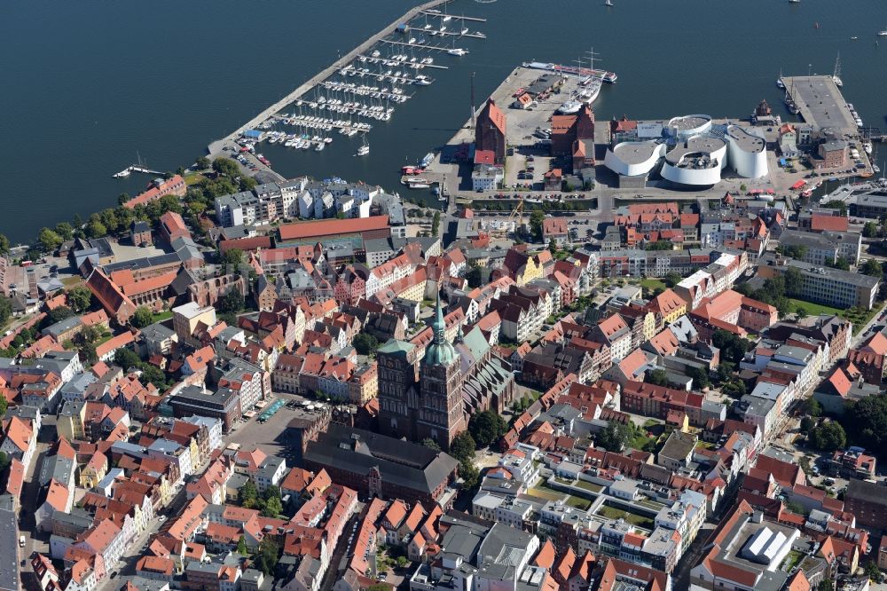 Stralsund aus der Vogelperspektive: Stadtansicht vom Stadtzentrum der Hansestadt Stralsund in Mecklenburg - Vorpommern