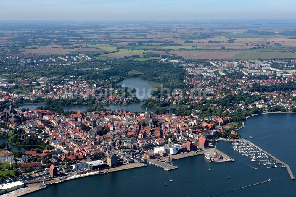 Luftbild Stralsund - Stadtansicht vom Stadtzentrum der Hansestadt Stralsund in Mecklenburg - Vorpommern