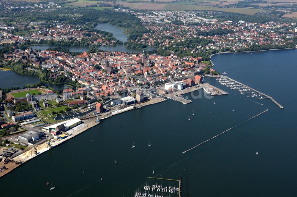 Luftaufnahme Stralsund - Stadtansicht vom Stadtzentrum der Hansestadt Stralsund in Mecklenburg - Vorpommern