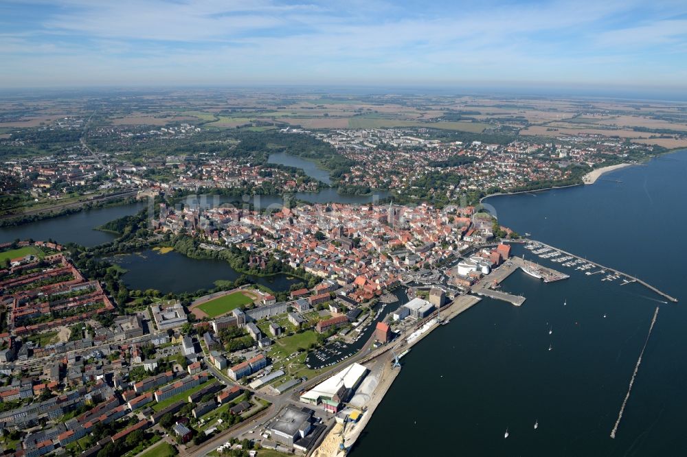 Stralsund von oben - Stadtansicht vom Stadtzentrum der Hansestadt Stralsund in Mecklenburg - Vorpommern