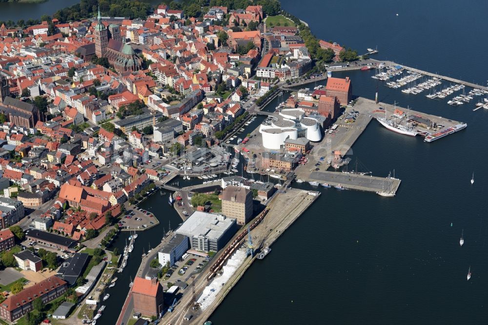 Stralsund aus der Vogelperspektive: Stadtansicht vom Stadtzentrum der Hansestadt Stralsund in Mecklenburg - Vorpommern