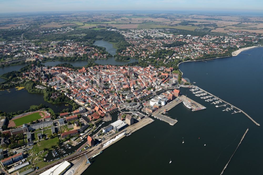 Luftbild Stralsund - Stadtansicht vom Stadtzentrum der Hansestadt Stralsund in Mecklenburg - Vorpommern