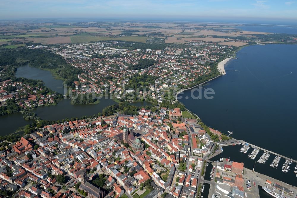 Luftaufnahme Stralsund - Stadtansicht vom Stadtzentrum der Hansestadt Stralsund in Mecklenburg - Vorpommern