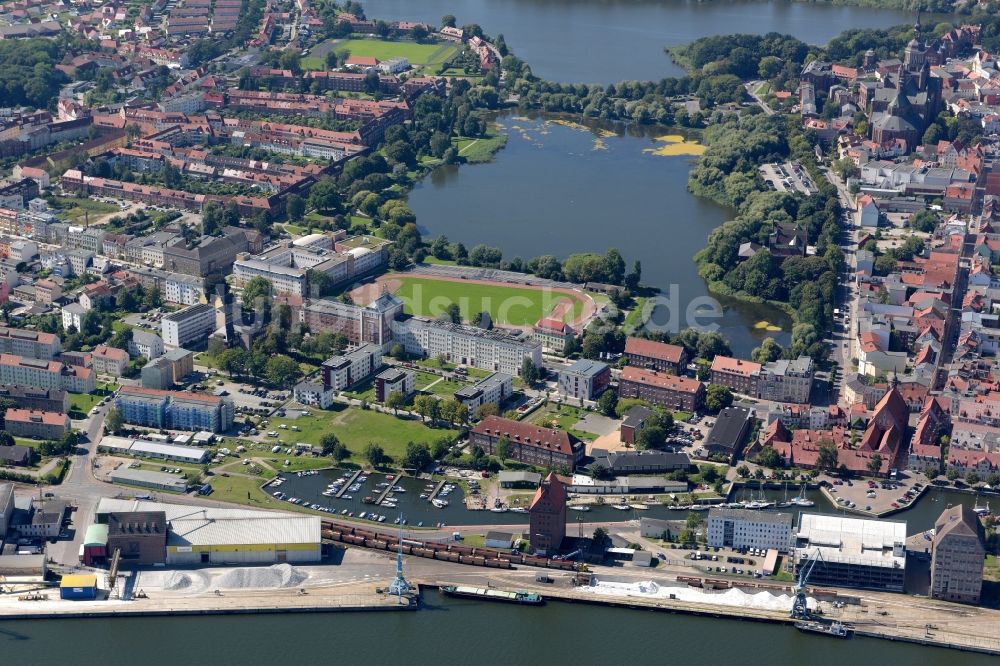 Luftbild Stralsund - Stadtansicht vom Stadtzentrum der Hansestadt Stralsund in Mecklenburg - Vorpommern