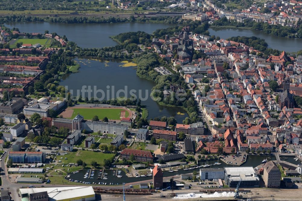 Luftaufnahme Stralsund - Stadtansicht vom Stadtzentrum der Hansestadt Stralsund in Mecklenburg - Vorpommern