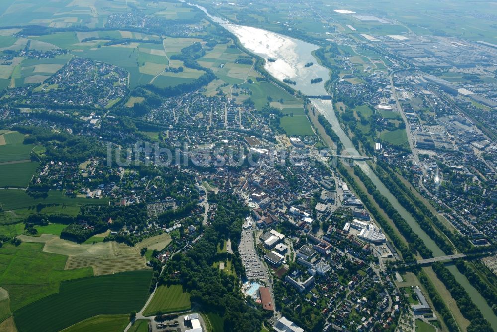 Luftaufnahme Dingolfing - Stadtansicht vom Stadtzentrum und der Innenstadt Dingolfing im Bundesland Bayern