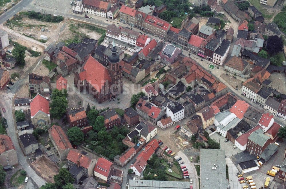 Spremberg aus der Vogelperspektive: Stadtansicht vom Stadtzentrum und der Innenstadt Spremberg am Kirchplatz mit der evangelischen Kreuz - Kirche in Spremberg in Brandenburg