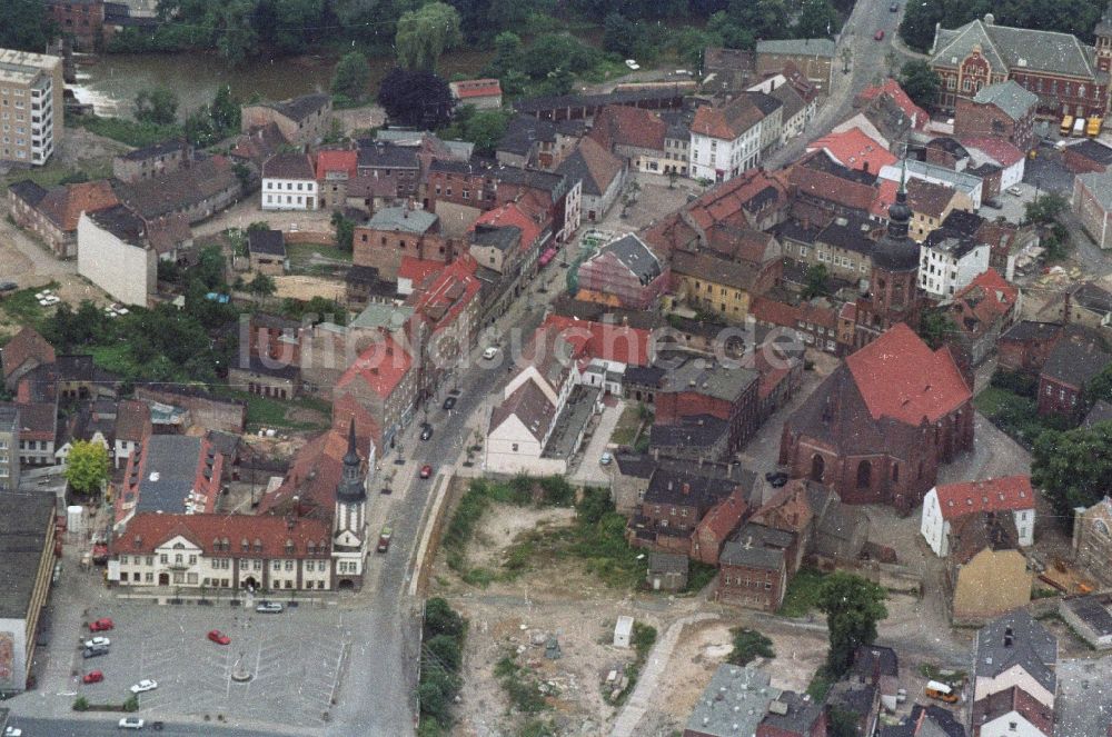 Luftaufnahme Spremberg - Stadtansicht vom Stadtzentrum und der Innenstadt Spremberg am Kirchplatz mit der evangelischen Kreuz - Kirche in Spremberg in Brandenburg