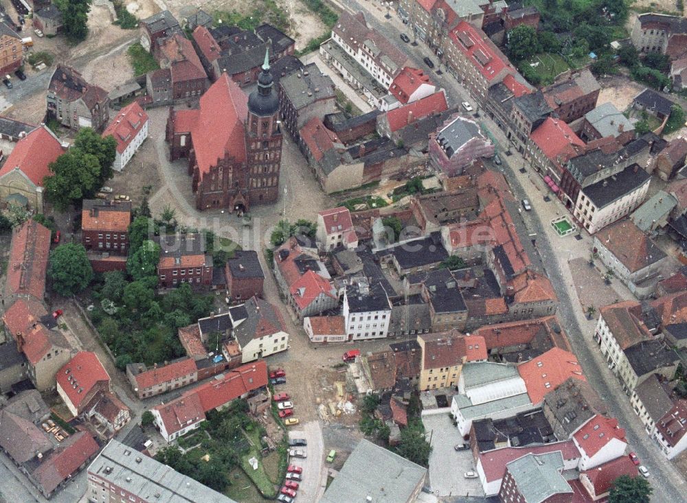 Spremberg aus der Vogelperspektive: Stadtansicht vom Stadtzentrum und der Innenstadt Spremberg am Kirchplatz mit der evangelischen Kreuz - Kirche in Spremberg in Brandenburg