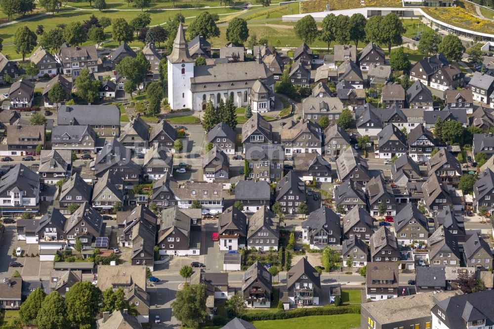 Winterberg aus der Vogelperspektive: Stadtansicht vom Stadtzentrum mit der St.-Jakobus- Kirche in Winterberg im Bundesland Nordrhein-Westfalen NRW