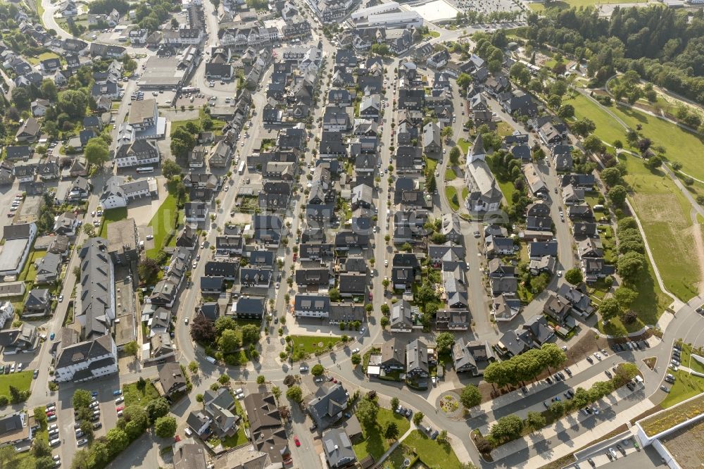 Luftaufnahme Winterberg - Stadtansicht vom Stadtzentrum mit der St.-Jakobus- Kirche in Winterberg im Bundesland Nordrhein-Westfalen NRW