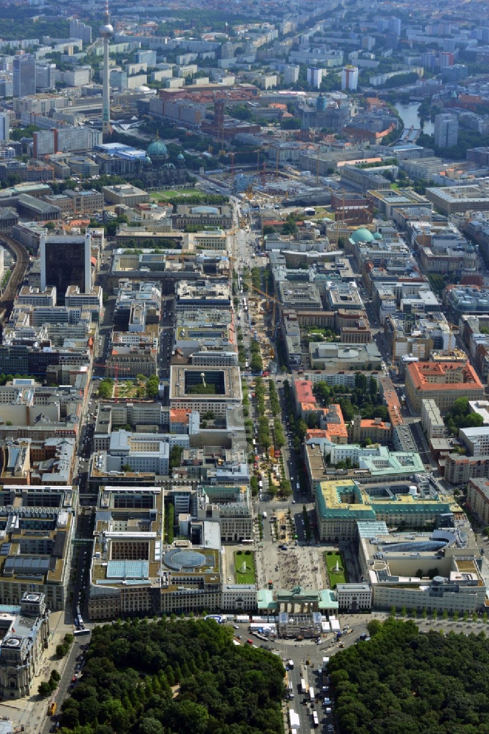 Luftaufnahme Berlin - Stadtansicht Stadtzentrum Ost Berlin Mitte mit dem Brandenburger Tor, der Straße Unter den Linden in Berlin