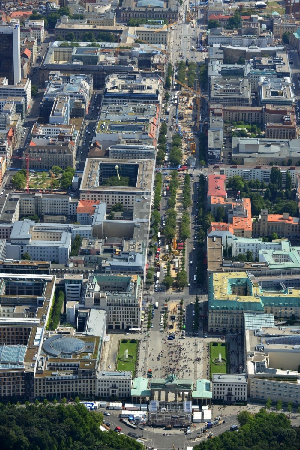 Berlin von oben - Stadtansicht Stadtzentrum Ost Berlin Mitte mit dem Brandenburger Tor, der Straße Unter den Linden in Berlin